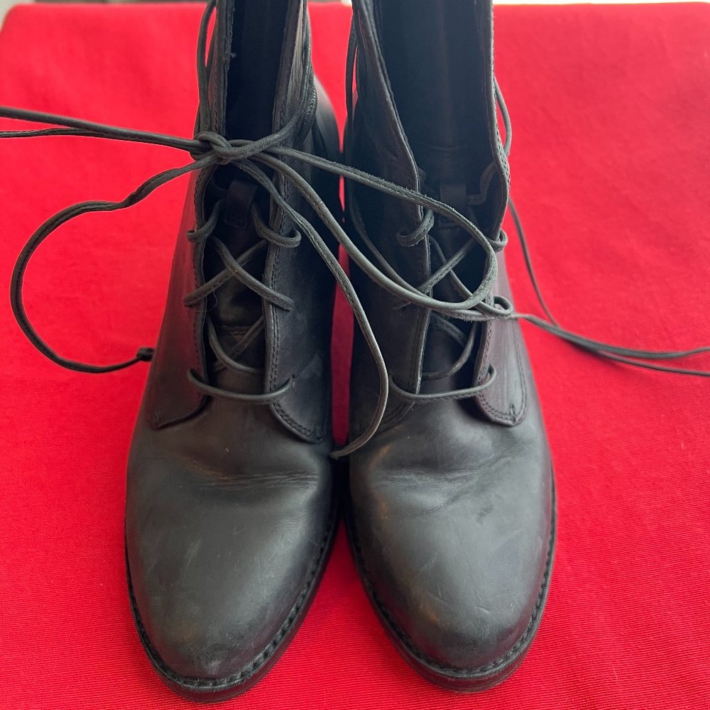 Women's Lace Up Leather Ankle Boots - UGG.  Size 7.5